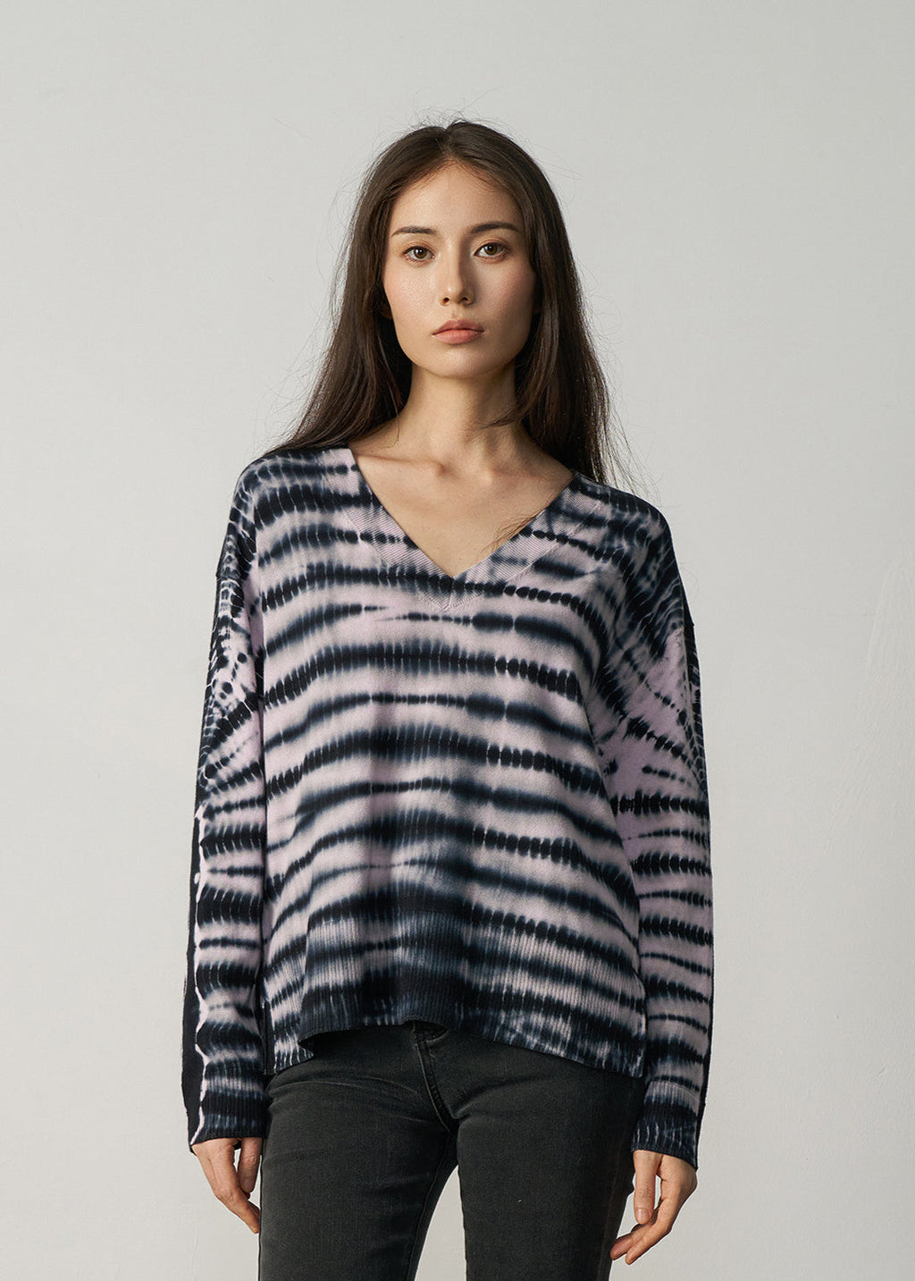 N.2104D LONG LINE DYE V-NECK