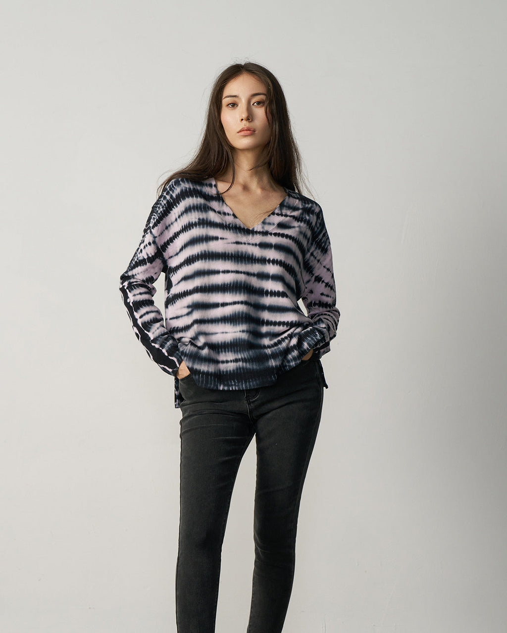 N.2104D LONG LINE DYE V-NECK