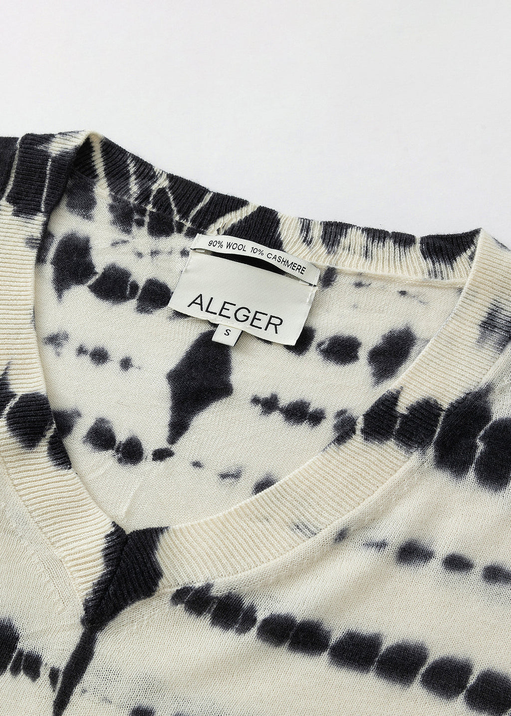 N.2119D FINE KNIT SUMMER DYE V-NECK