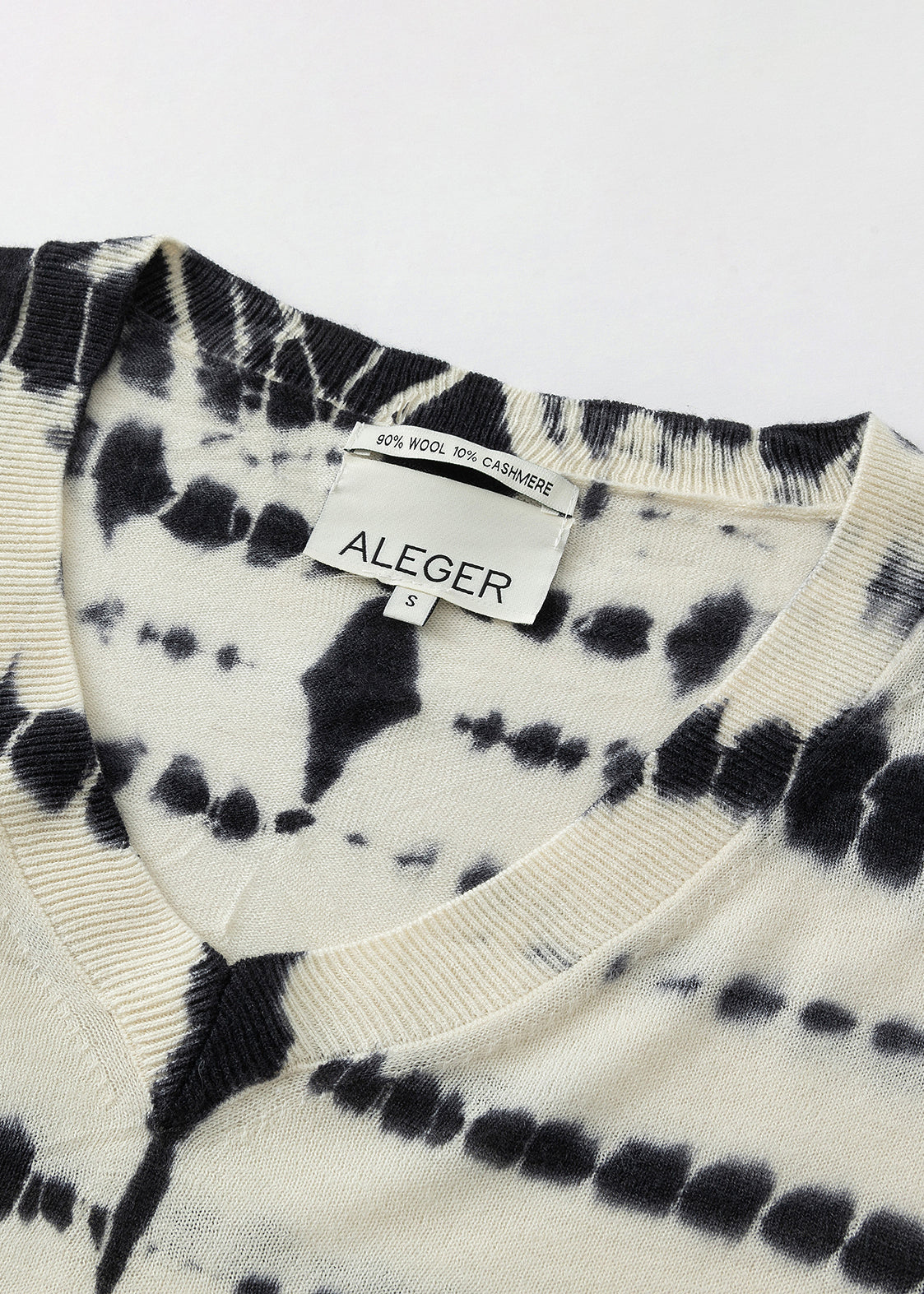N.2119D FINE KNIT SUMMER DYE V-NECK